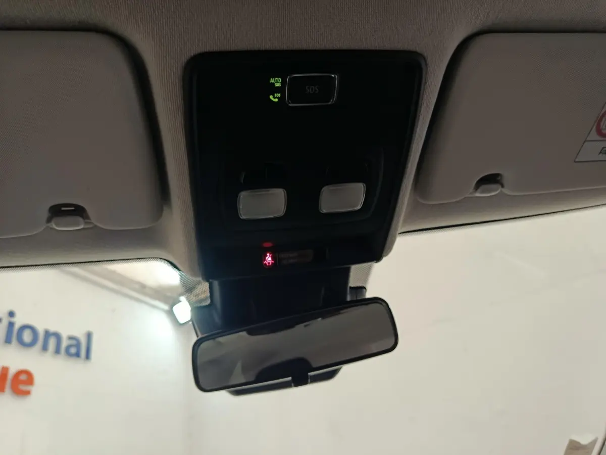 Vue intérieure du rétroviseur central et du plafonnier avec boutons SOS et éclairage dans une Renault Clio blanche 2021.