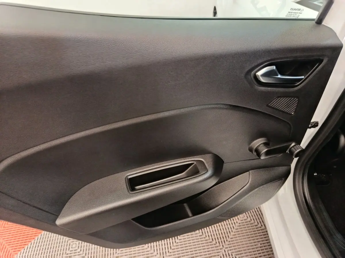 Vue intérieure de la porte avant droite noire d'une Renault Clio Business TCe 100 GPL blanche, avec poignée et manivelle de vitre.