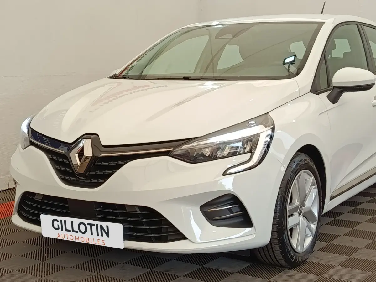 Renault Clio Business TCe 100 GPL blanc vue 3/4 avant droit avec phares LED et calandre noire brillante.