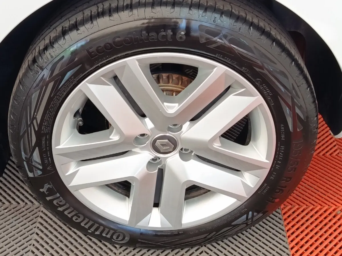 Gros plan sur la roue avant droite blanche d’une Renault Clio Business TCe 100 GPL avec jante alliage et pneu Continental.