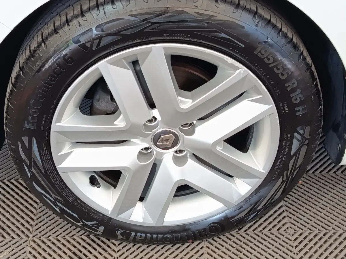 Gros plan sur la roue avant droite blanche d’une Renault Clio Business TCe 100 GPL avec jante alliage à cinq branches.