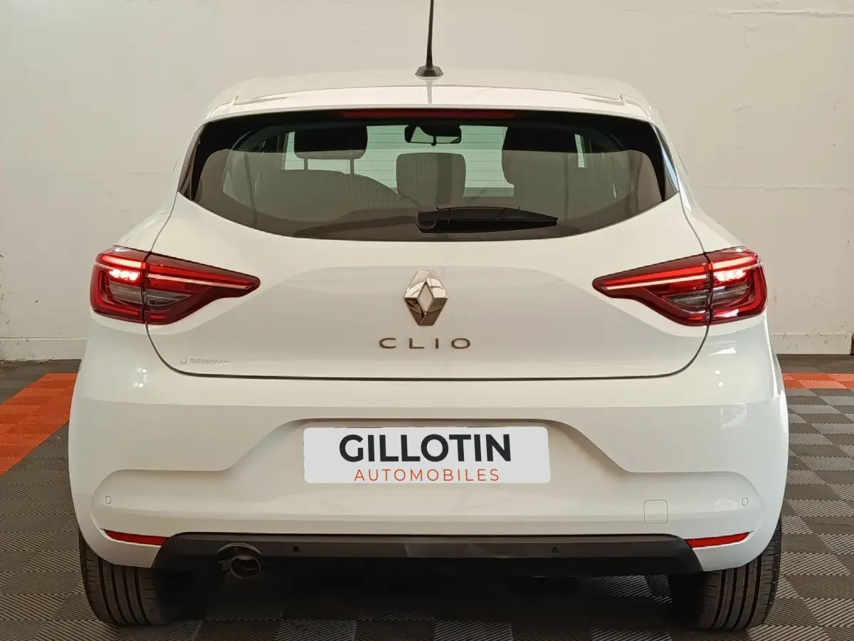 Vue arrière d'une Renault Clio blanche 2021 avec feux LED et logo centré sur le hayon.