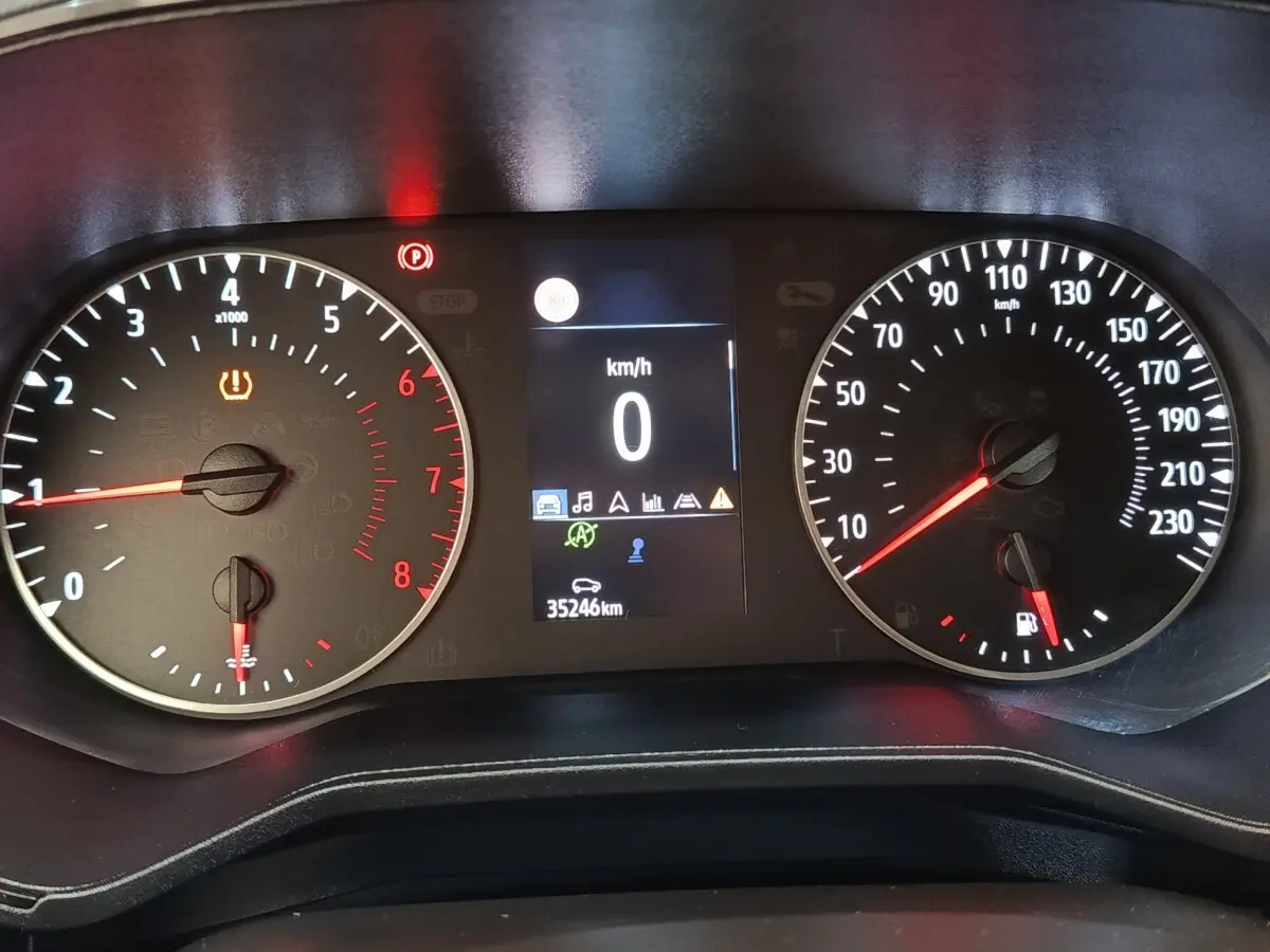 Tableau de bord de Renault Clio Business TCe 100 GPL 2021, affichage digital au centre, compte-tours et compteur vitesse.