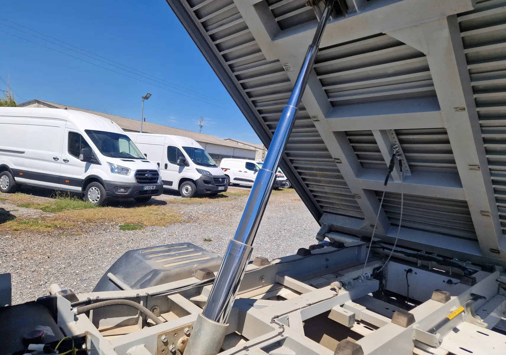 Vue intérieure côté droit montrant la banquette arrière grise du Renault Master Châssis Double Cabine blanc 2022.
