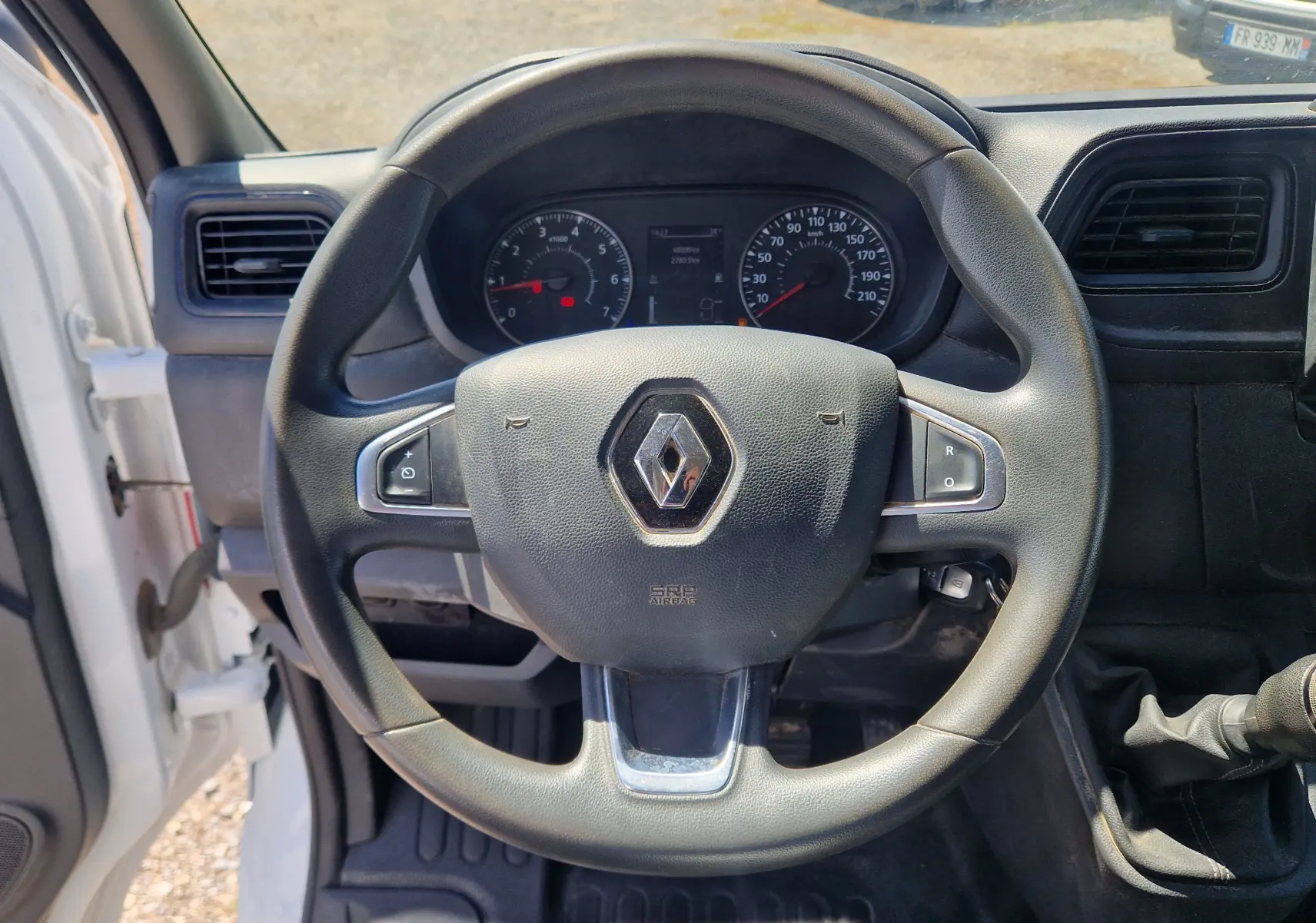 Écran tactile du GPS intégré du Renault Master Châssis Double Cab blanc, vue rapprochée du tableau de bord.