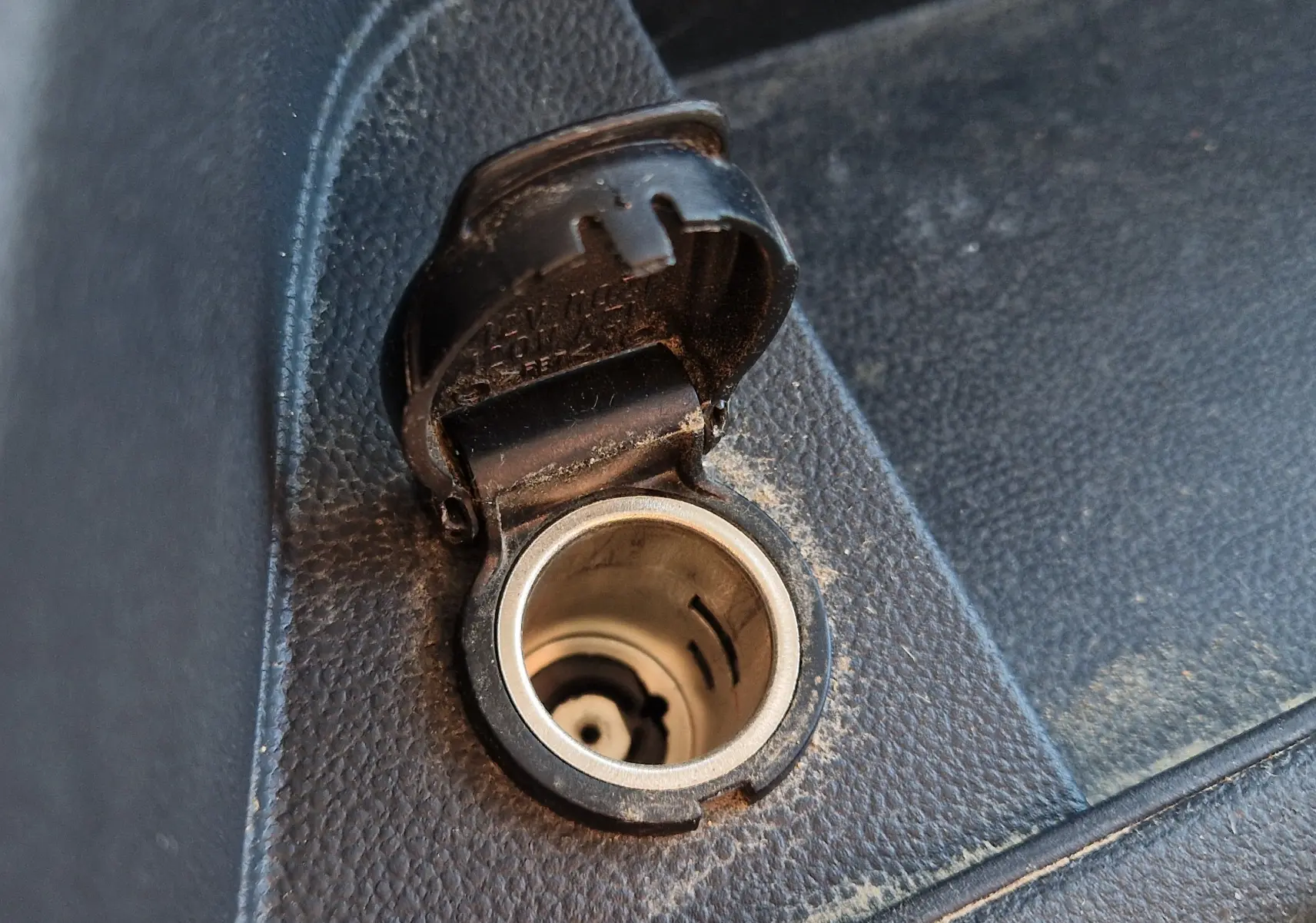 Vue latérale gauche du coffre blanc ouvert du Renault Master Châssis double cabine avec benne et rangement intégré.