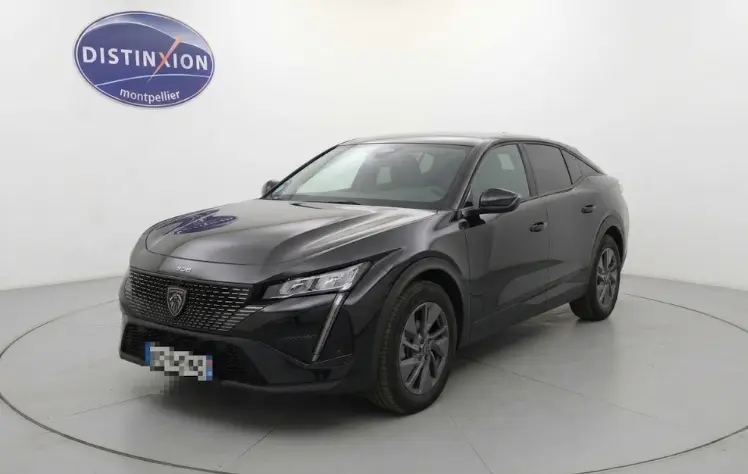 Peugeot 408 Hybrid 145 e-DCS6 Allure noir vue 3/4 avant droit avec calandre distinctive et feux LED fins.