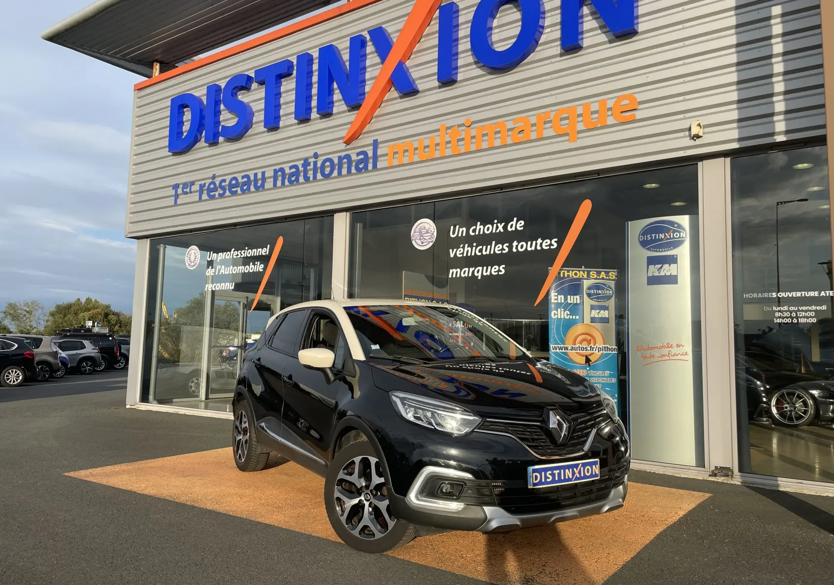 Renault Captur TCE 120 Energy Intens noir étoile et toit ivoire en 3/4 avant, roues biton et calandre chromée.