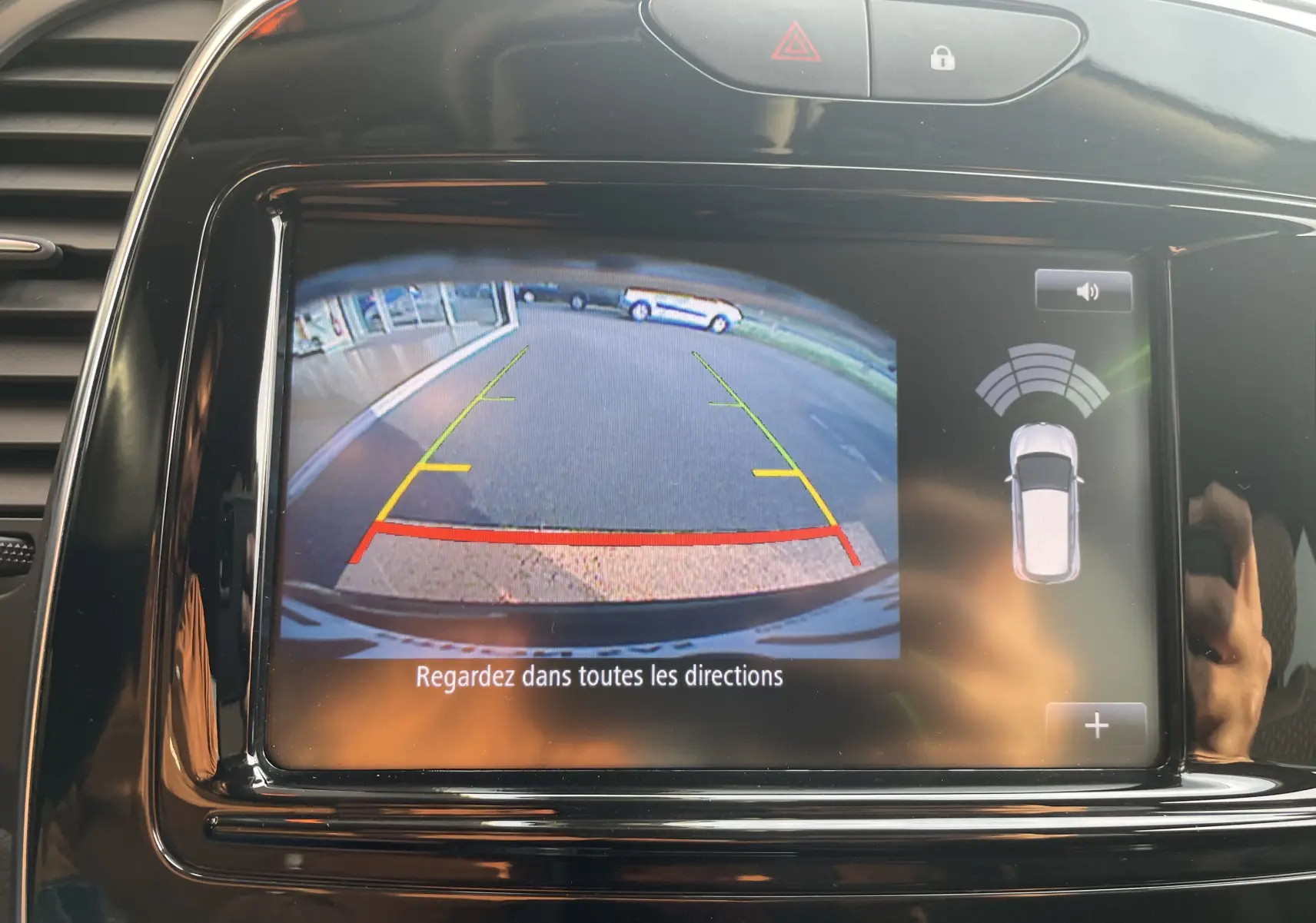 Écran de la caméra de recul du Renault Captur noir étoile, affichant l'arrière avec lignes de guidage colorées.