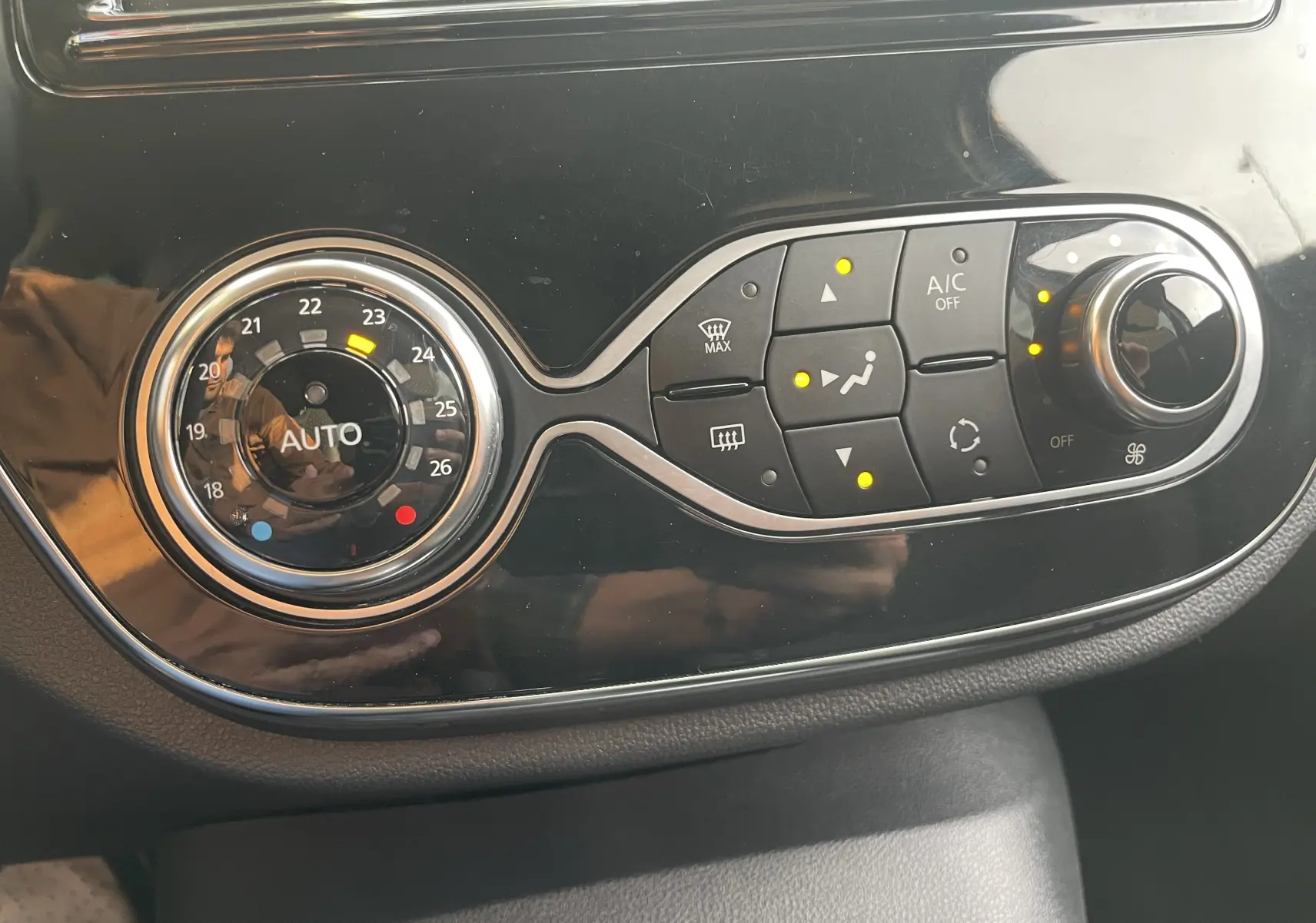 Panneau de commande de climatisation automatique du Renault Captur TCE 120 Energy Intens 2017 en noir, avec réglages activés.