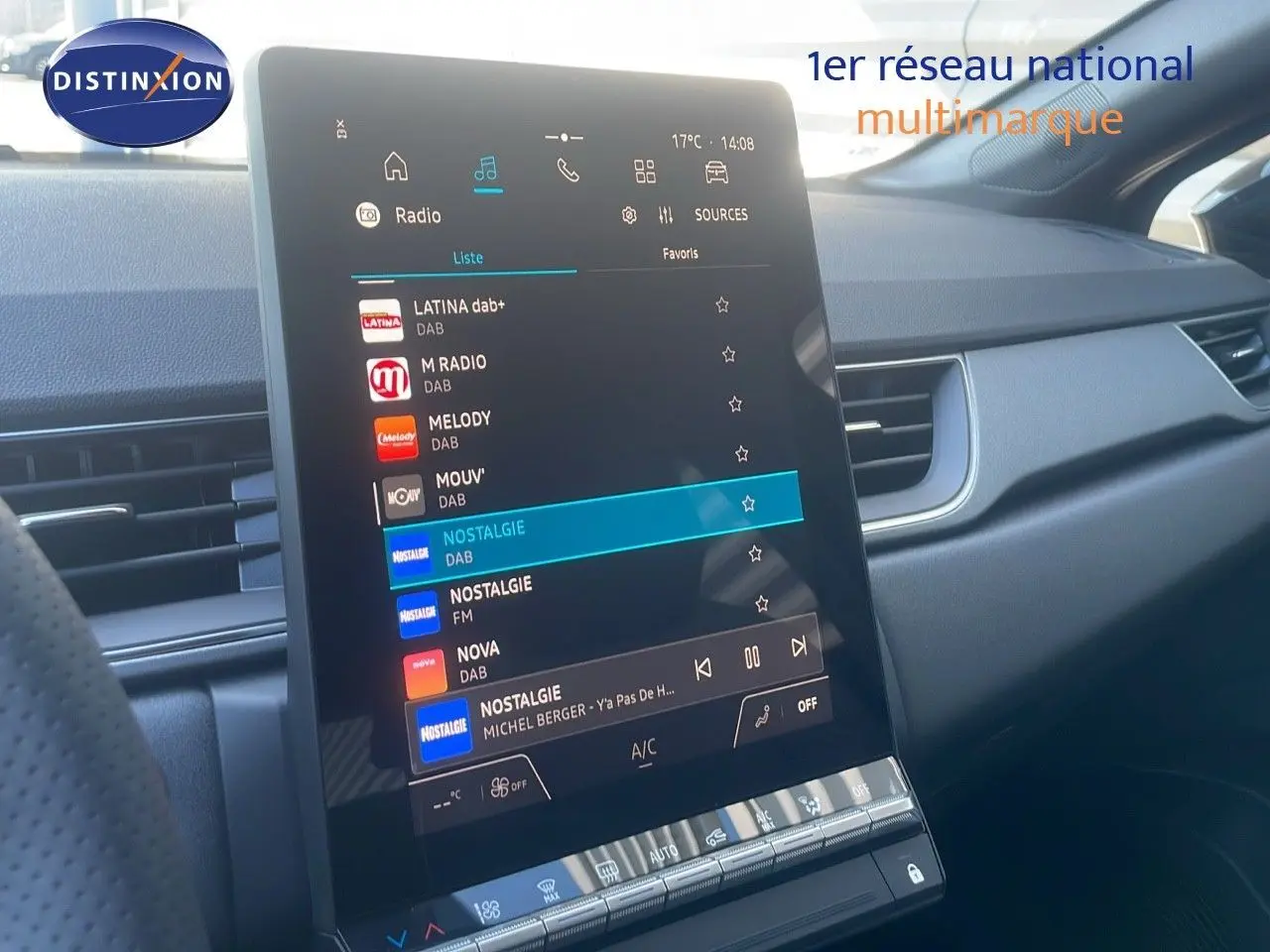 Écran tactile central affichant les radios DAB dans l'habitacle du Renault Captur E-Tech Hybrid 2025.
