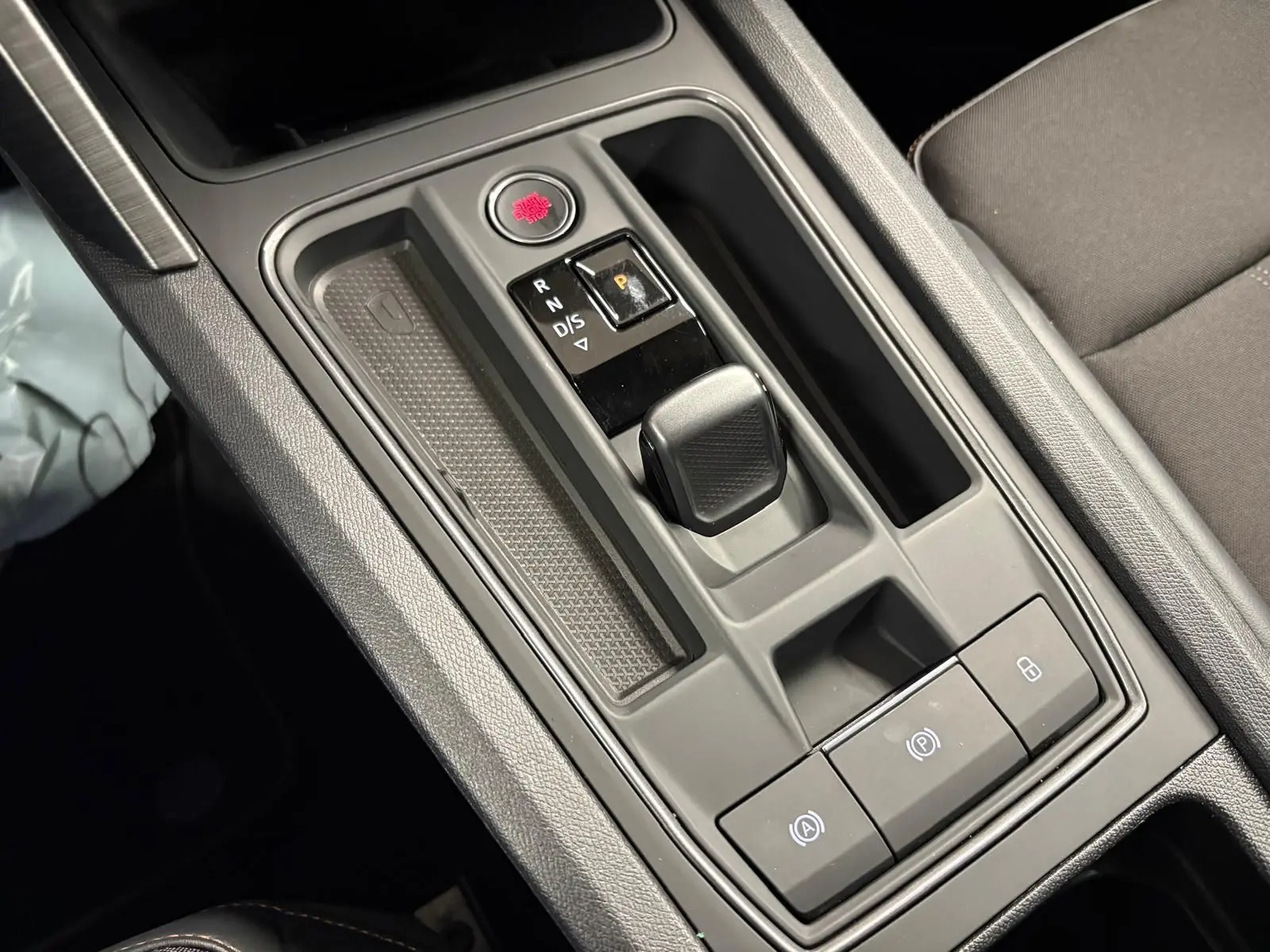 Vue rapprochée de la console centrale du CUPRA Formentor 1.5 TSI 150 DSG7, avec levier de vitesse et boutons de commande.