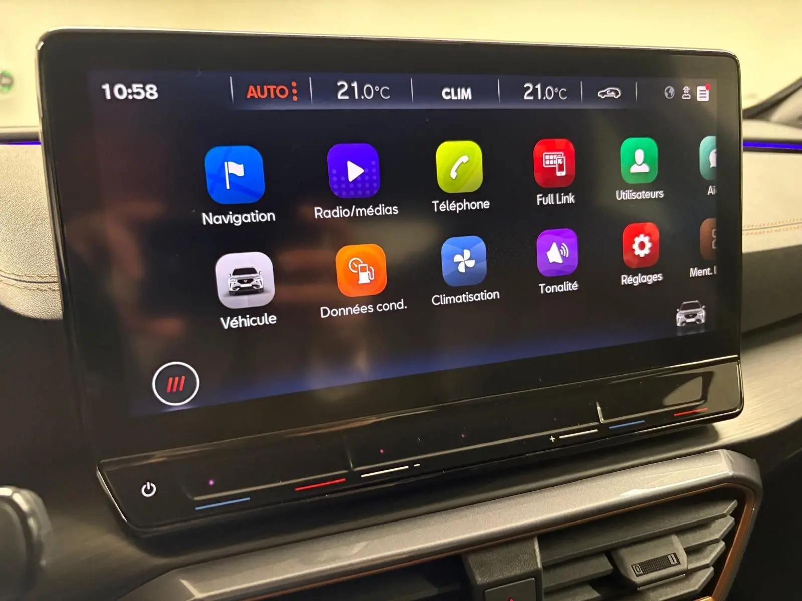 Écran tactile central du tableau de bord du CUPRA Formentor 2024 affichant les options de navigation et climatisation.