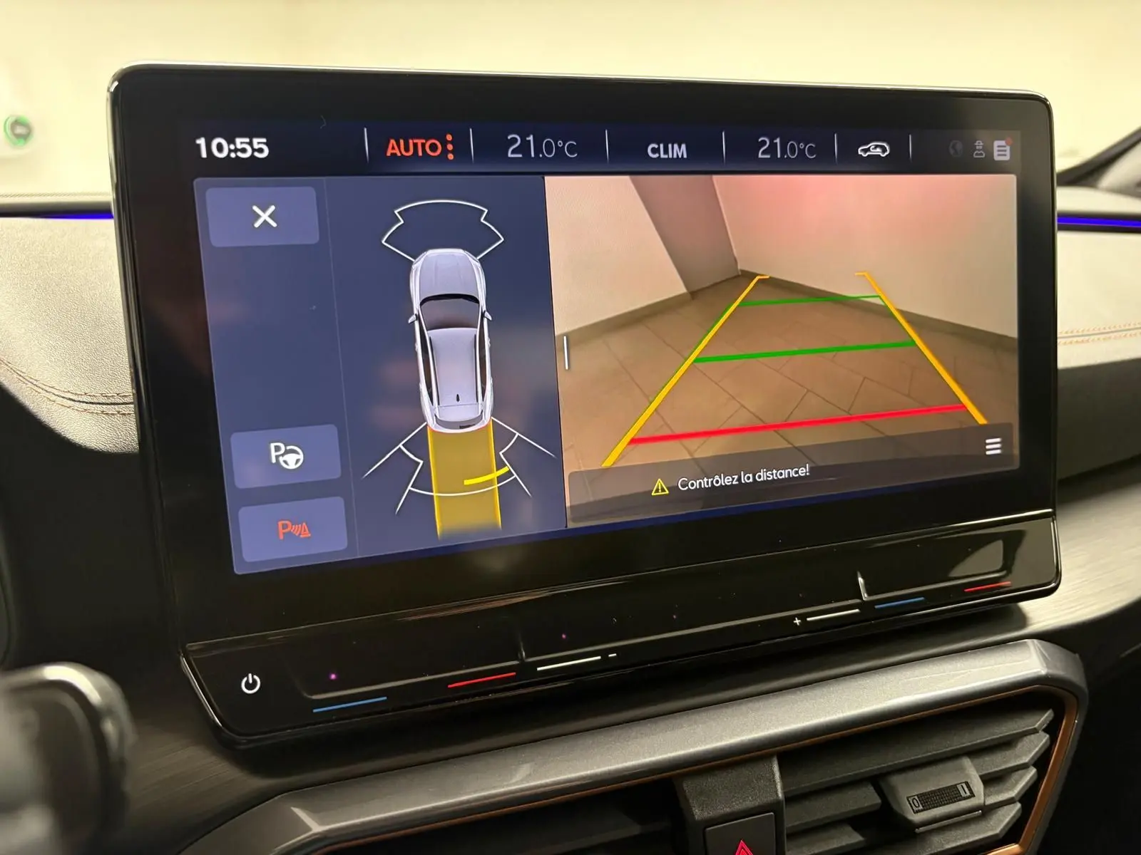 Écran tactile intérieur du CUPRA Formentor 2024 montrant la caméra de recul et l’assistance au stationnement.