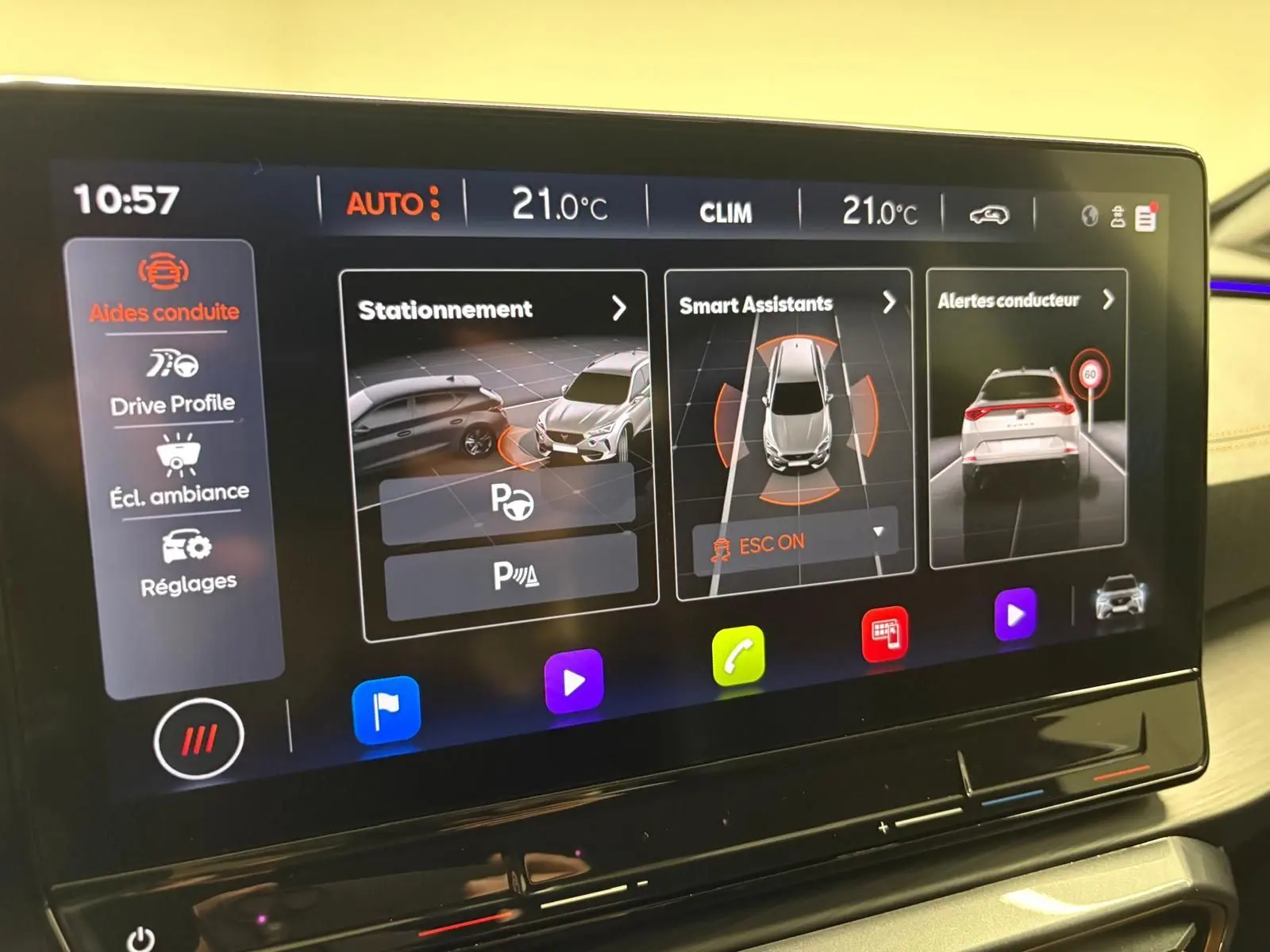 Écran tactile intérieur du CUPRA Formentor 1.5 TSI 2024 affichant les aides à la conduite et la température à 21°C.