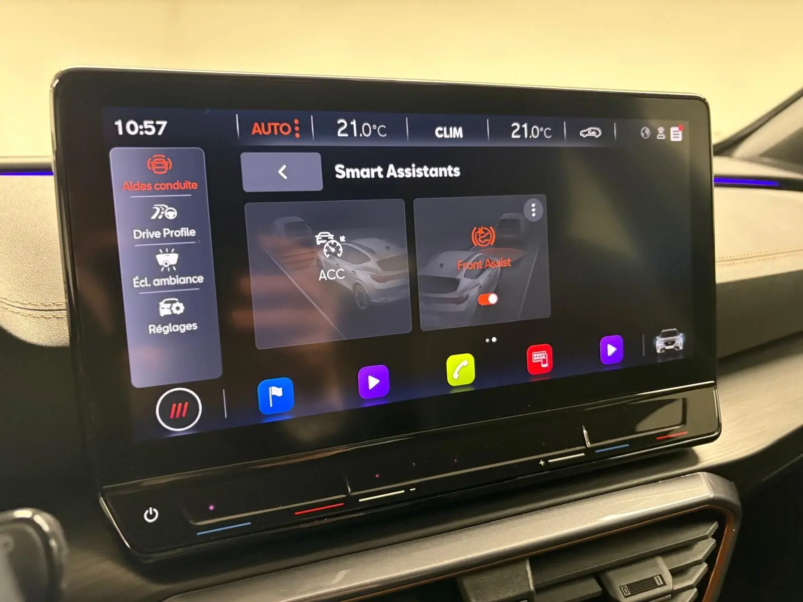 Écran tactile central de la CUPRA Formentor 1.5 TSI 150 DSG7 noir Minuit, affichant les assistants de conduite.