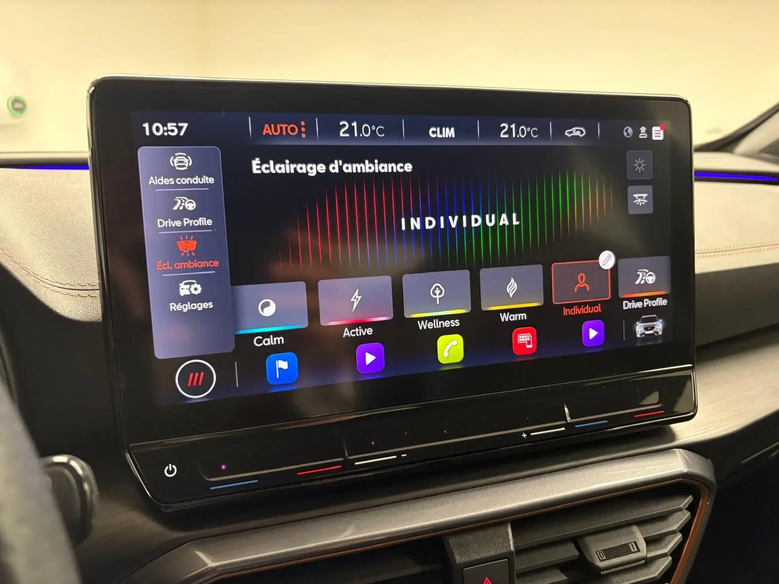Écran tactile central affichant les réglages d’éclairage d’ambiance avec interface colorée dans un CUPRA Formentor noir Minuit.