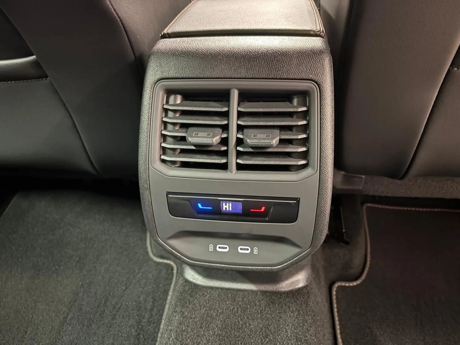 Détail de la console arrière avec aérateurs, commandes de climatisation et ports USB-C dans un CUPRA Formentor noir.