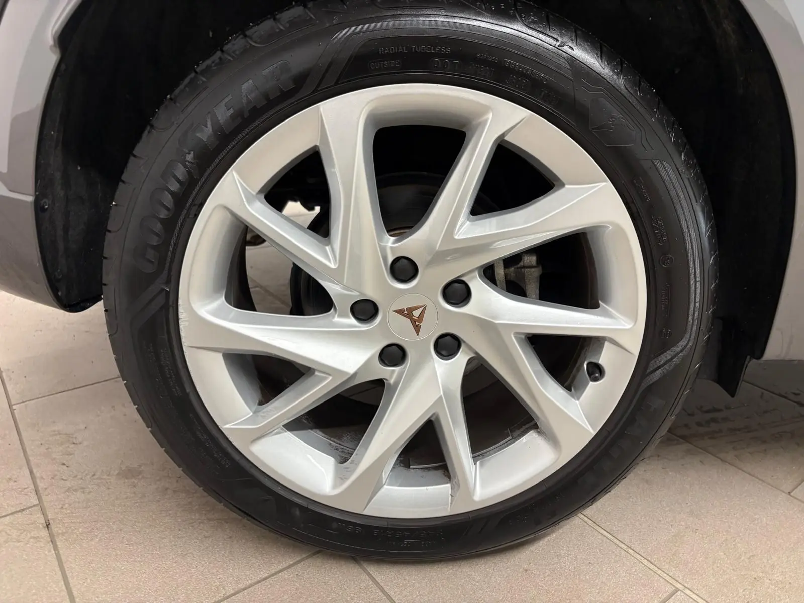 Gros plan sur la jante argentée à 5 doubles branches du CUPRA Formentor 1.5 TSI 150 DSG7 Noir Minuit, pneu Goodyear visible.