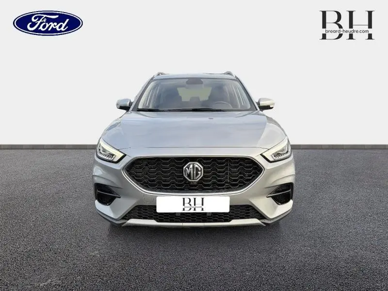 Vue frontale d'un MG ZS 1.5 VTi-Tech 106ch Comfort en Cosmic Silver métallisé avec calandre noire hexagonale.