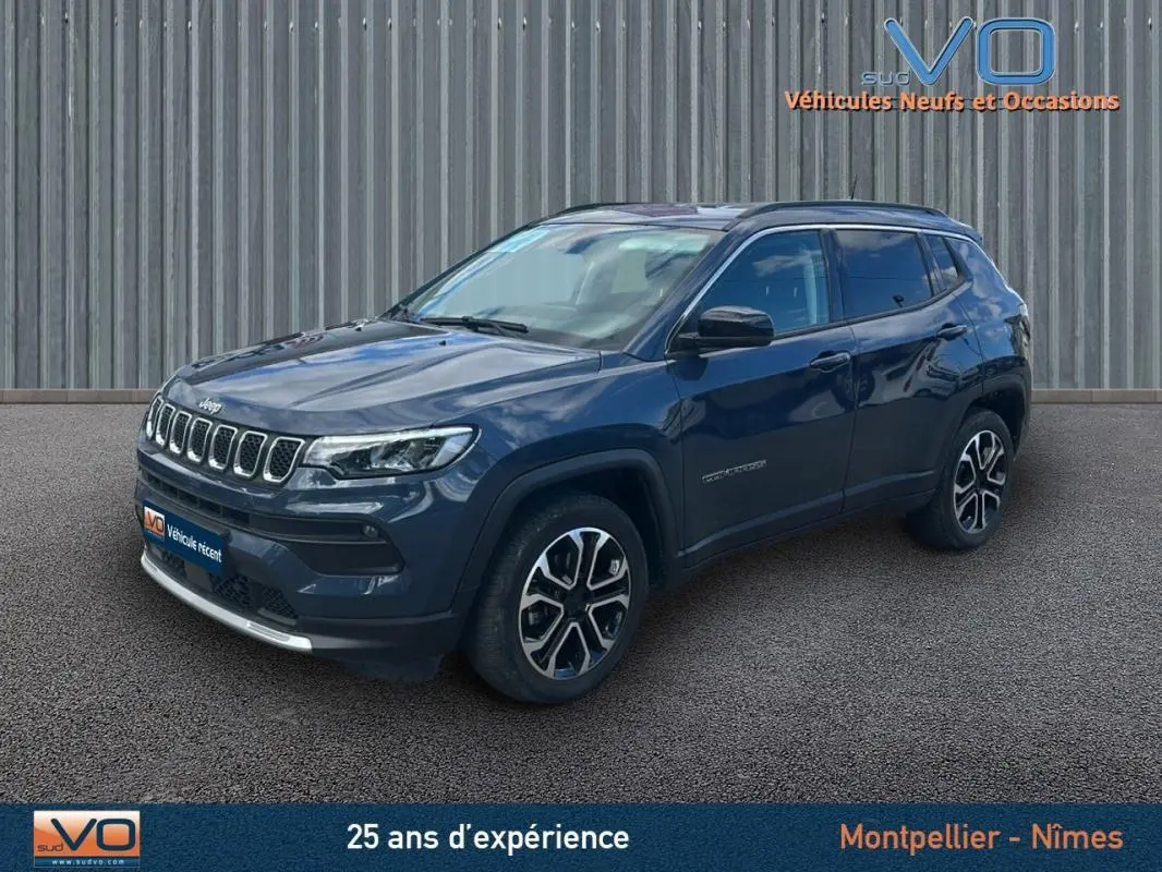 Vue 3/4 avant droite d'un Jeep Compass bleu 2023 avec barres de toit et jantes 18 pouces distinctives.