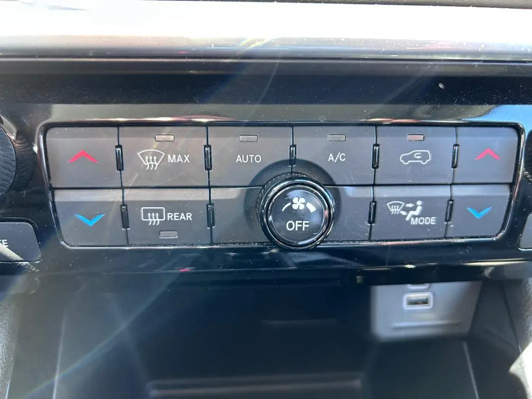 Panneau de commande de climatisation automatique du Jeep Compass 2024, avec boutons de réglage température et ventilation.