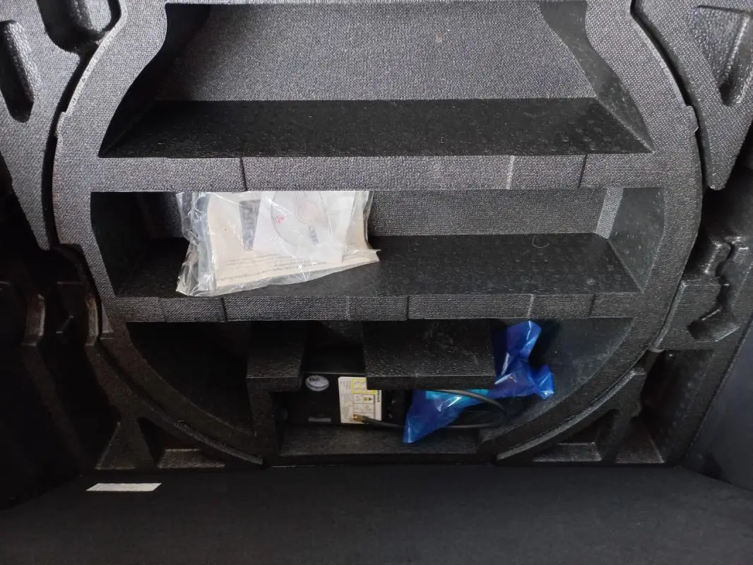 Gros plan sur le rangement en mousse noir dans le coffre du Mitsubishi ASX Invite 2WD 2020, contenant un kit de réparation.