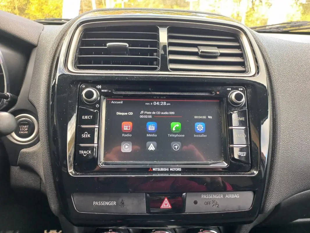 Vue rapprochée de la console centrale noire du Mitsubishi ASX 2020 avec écran tactile et commandes audio visibles.
