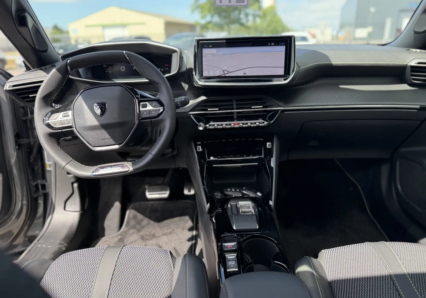 Vue intérieure avant du Peugeot 2008 Hybrid 145ch GT avec tableau de bord moderne et écran tactile central.