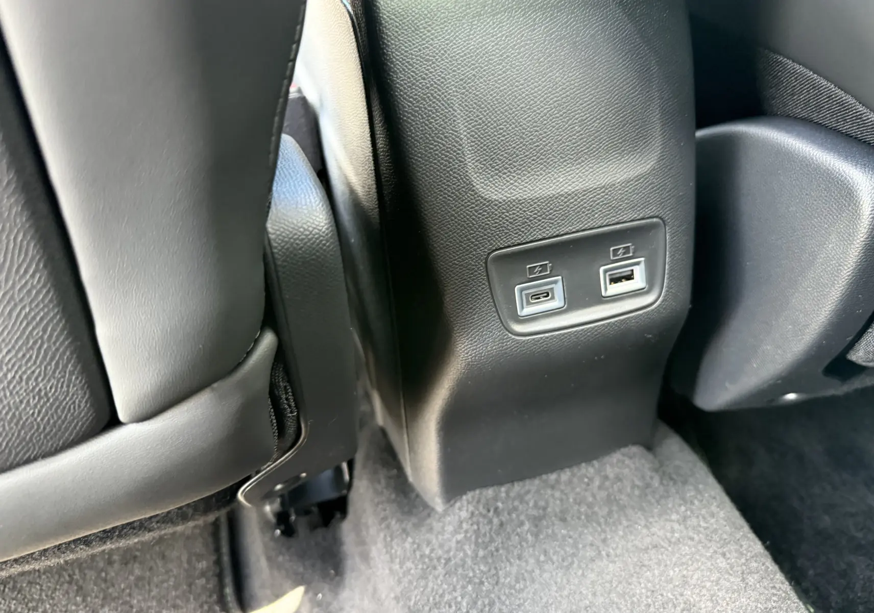 Prise USB-C et USB-A pour recharge à l'arrière des sièges du Peugeot 2008 Hybrid 145ch GT gris selenium toit noir.
