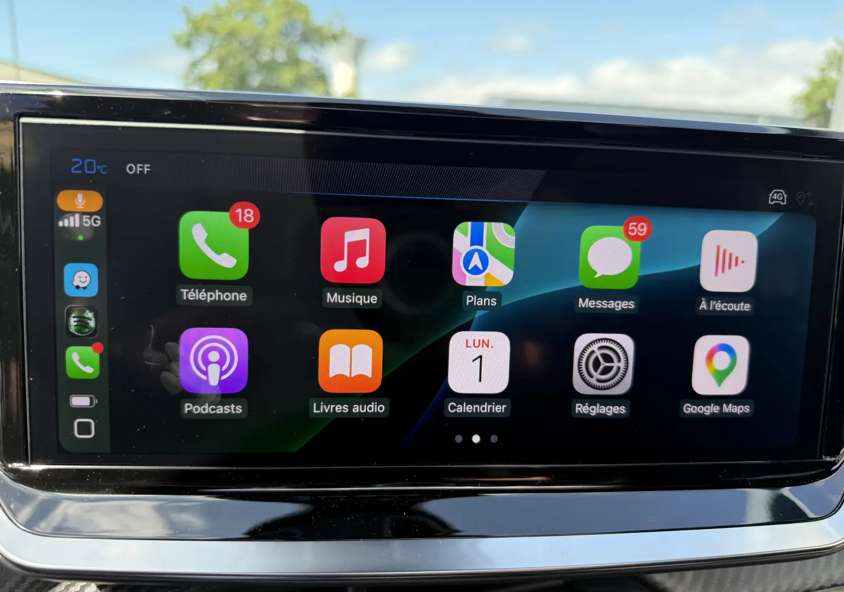 Écran tactile central du Peugeot 2008 Hybrid 145ch GT affichant l'interface Apple CarPlay avec plusieurs applications colorées.