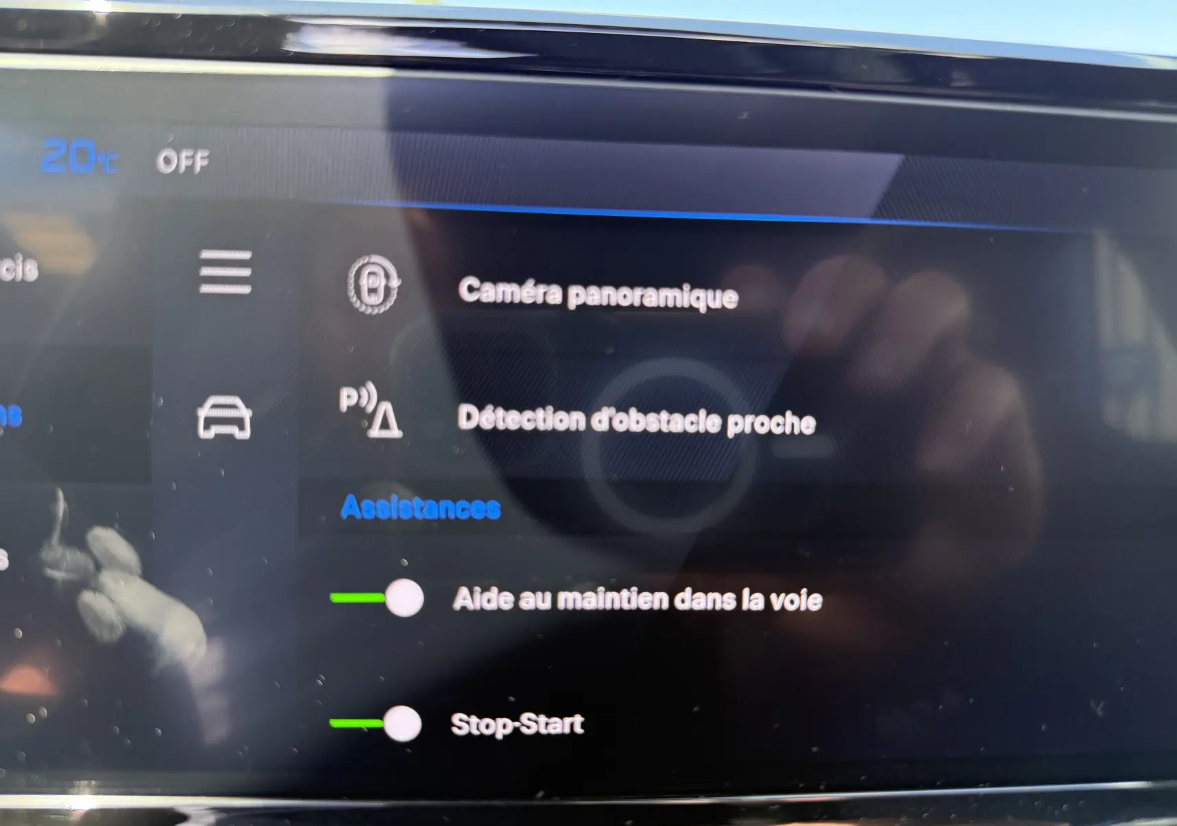 Écran tactile intérieur du Peugeot 2008 Hybrid affichant les options d'assistance à la conduite et la température à 20°C.