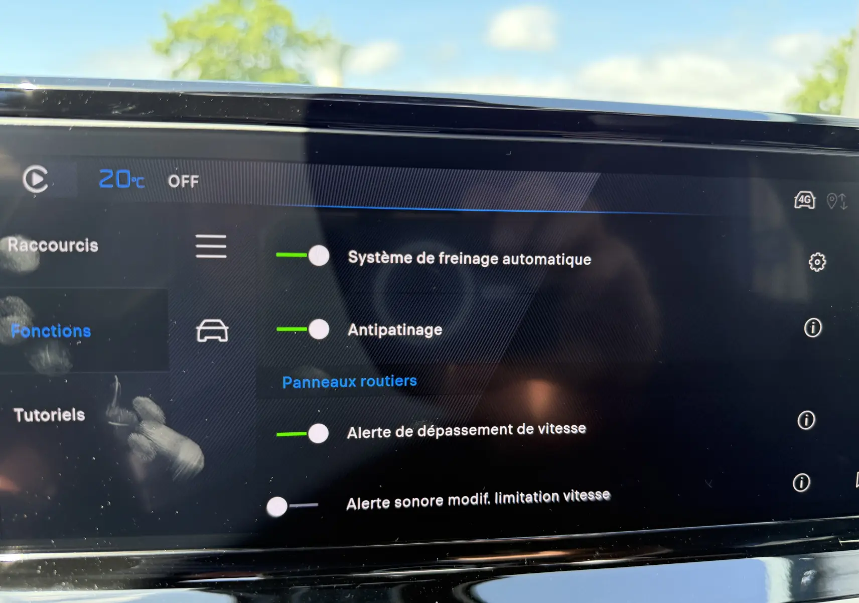Écran tactile intérieur de la Peugeot 2008 Hybrid 145ch GT affichant les réglages d’aides à la conduite.