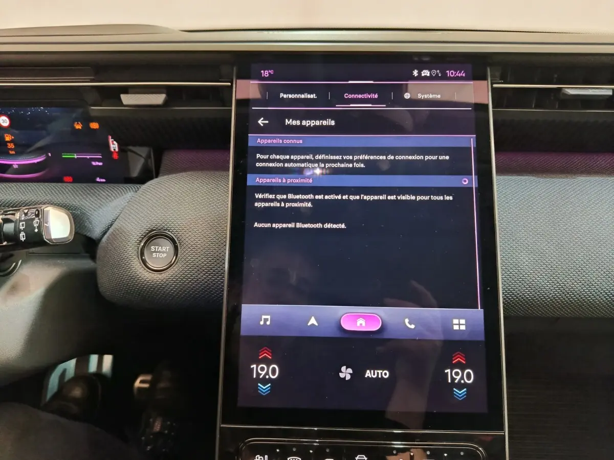 Vue intérieure du tableau de bord tactile central de la Citroën C5 Hybride 2026 avec affichage multifonctions et bouton start/stop.