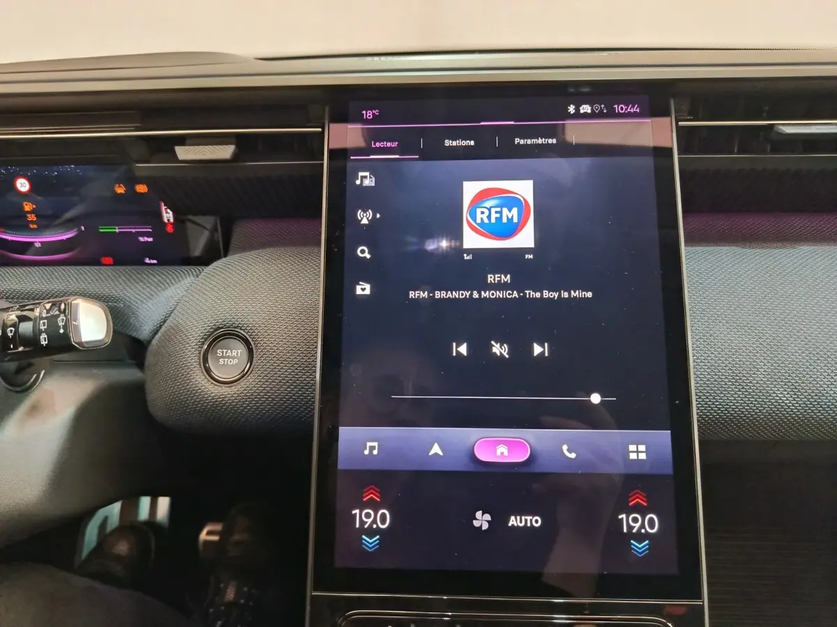 Vue intérieure du tableau de bord de la Citroën C5 Hybride 2026 avec écran tactile central et bouton start/stop.