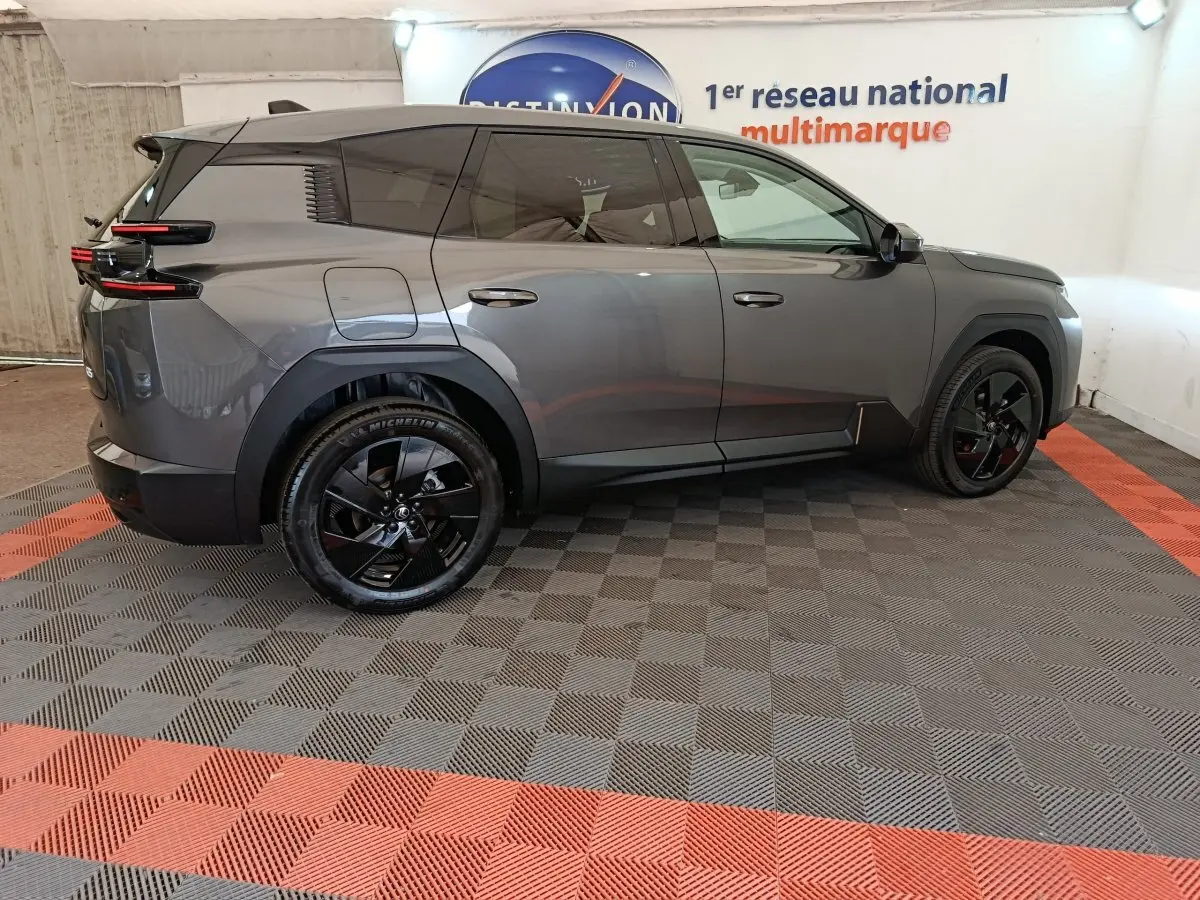 Vue de profil côté gauche d'un Citroën C5 Hybride gris foncé avec jantes noires et vitres teintées.
