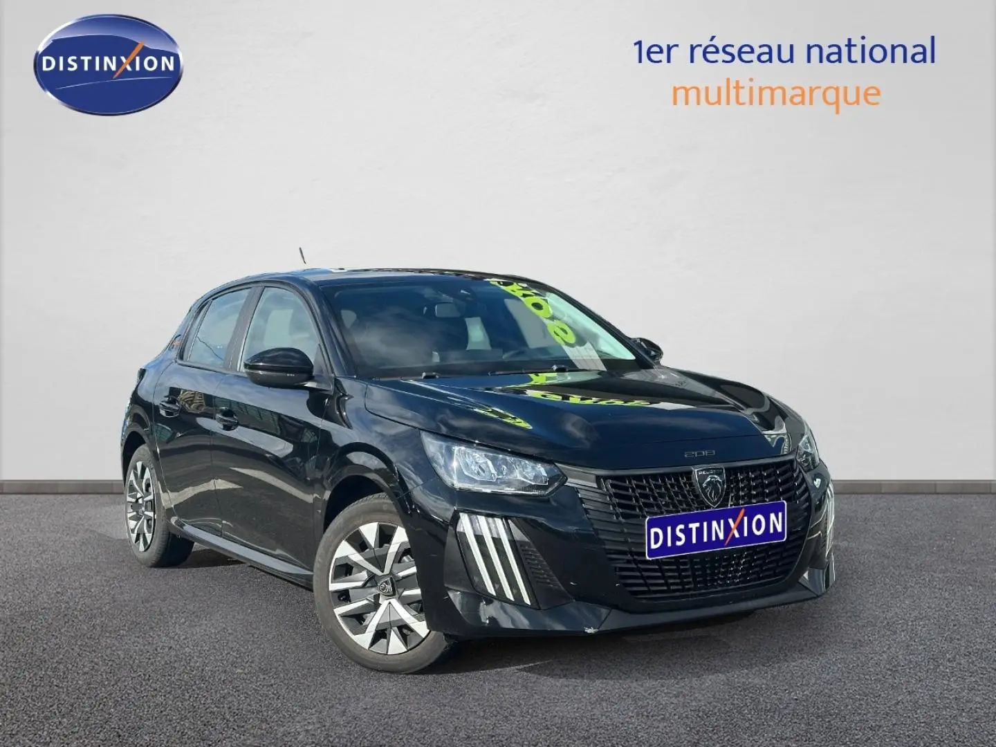 Peugeot 208 noir Perla Nera vue 3/4 avant droit, avec calandre distinctive et feux LED verticaux.