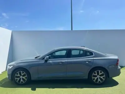 Profil côté gauche d'une Volvo S60 2024 en Thunder Grey Metal avec jantes alliage 17 pouces sur fond clair.