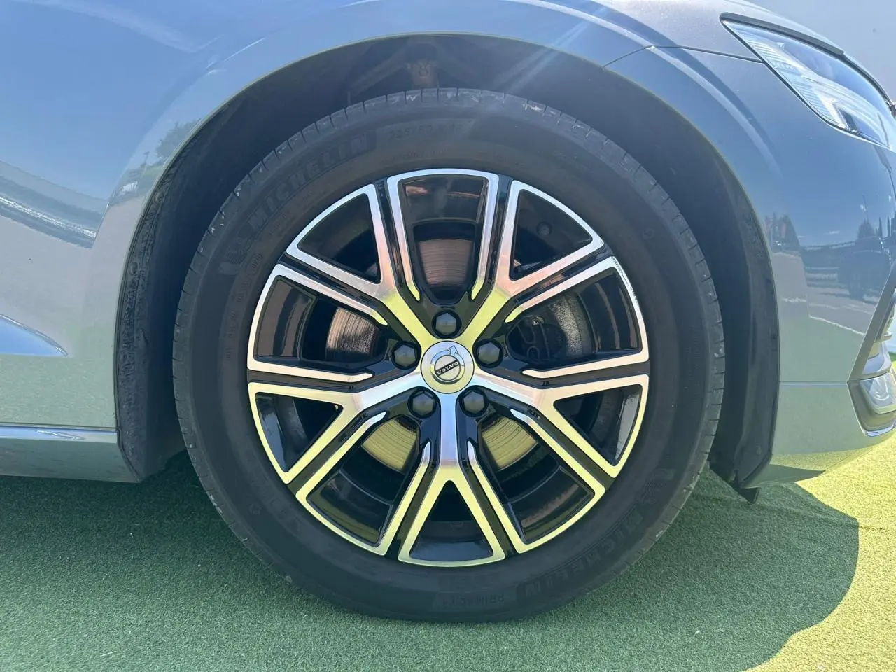 Gros plan sur la roue avant droite en alliage noir et diamant d'une Volvo S60 Thunder Grey Metal 2024.