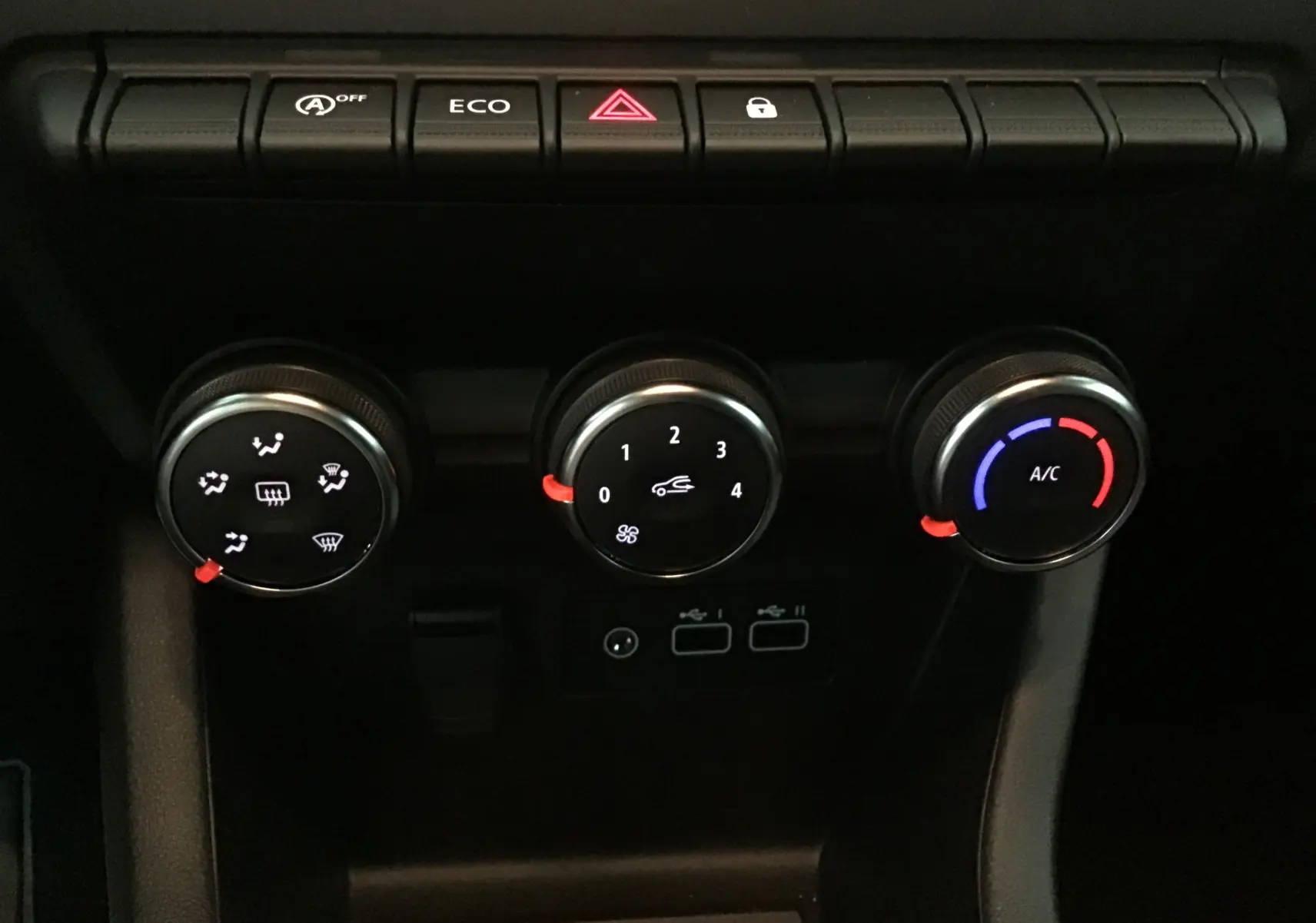 Commandes de climatisation avec réglages manuels et boutons de fonction sur la console centrale d'une Renault Clio V gris schiste.