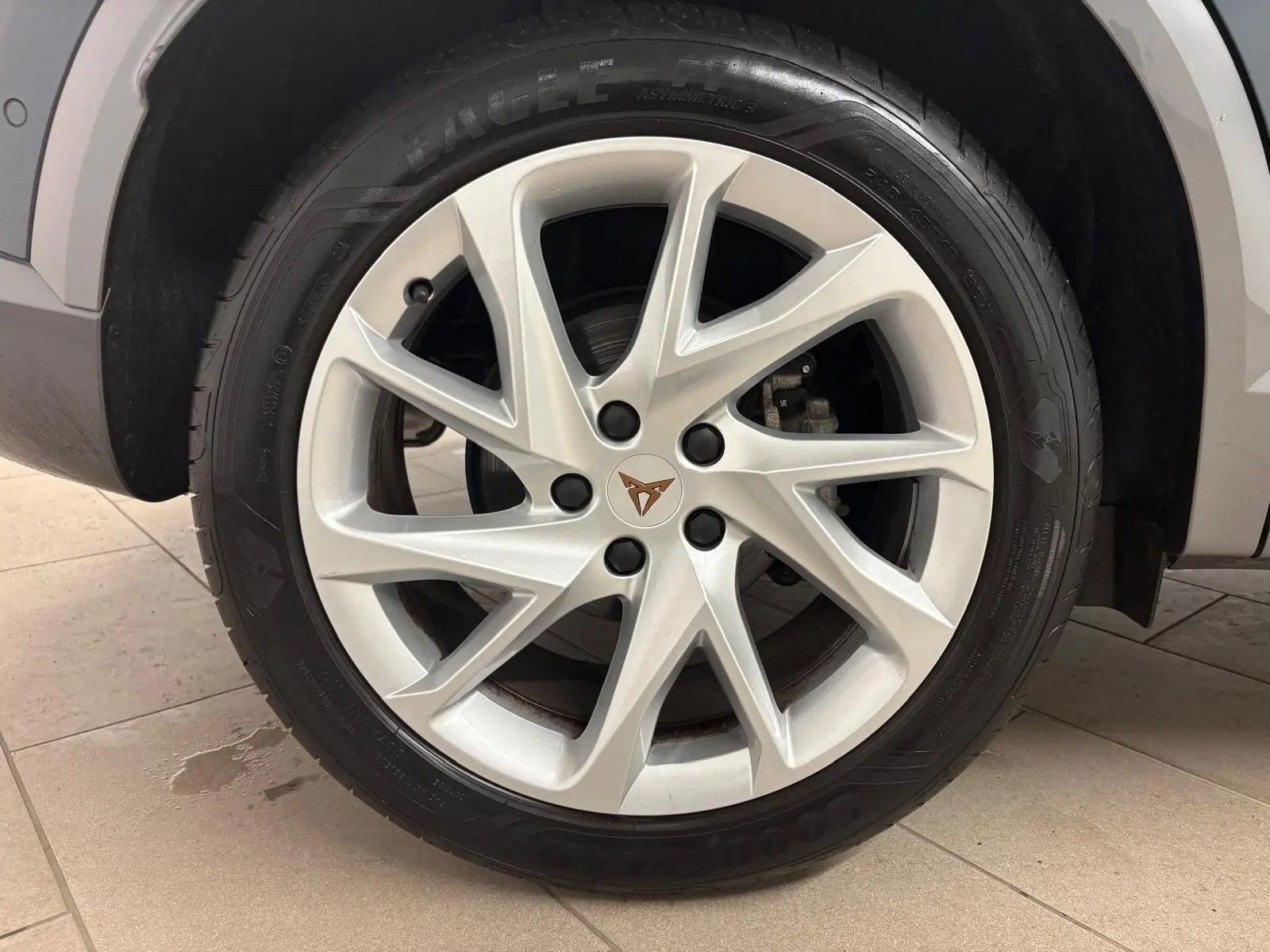 Gros plan sur la jante en alliage argentée avec logo CUPRA d’un CUPRA Formentor gris magnétique, roue avant droite.