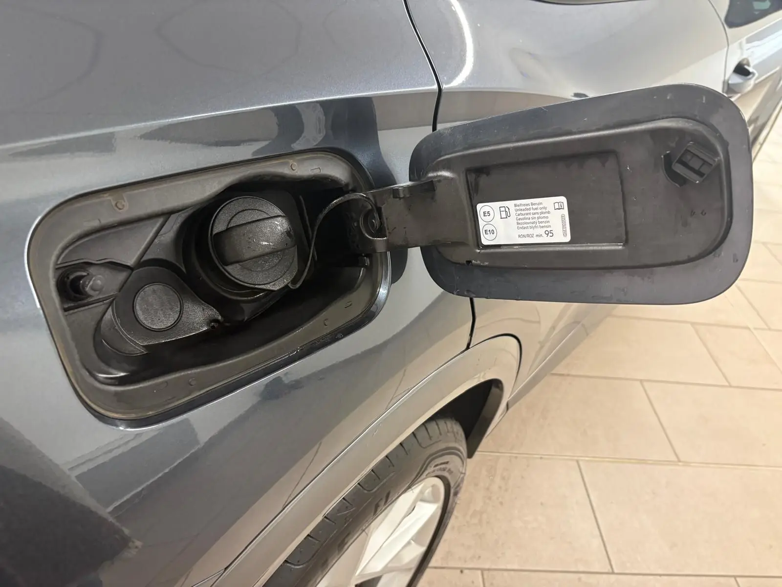 Vue rapprochée du bouchon de carburant ouvert côté gauche d’un CUPRA Formentor gris magnétique 2024.