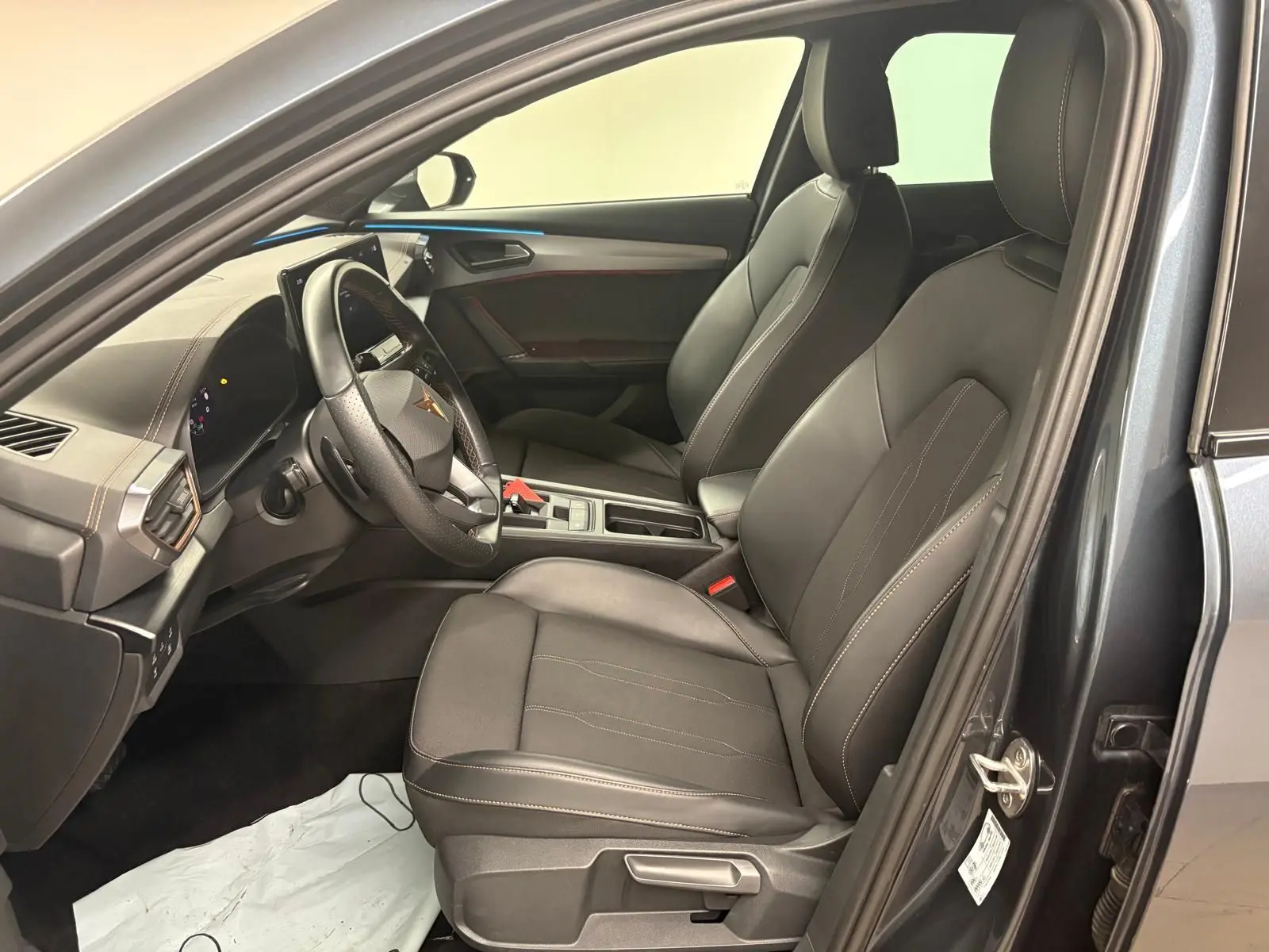 Intérieur avant droit du CUPRA Formentor gris magnétique 2024, sièges en cuir noir et tableau de bord moderne.