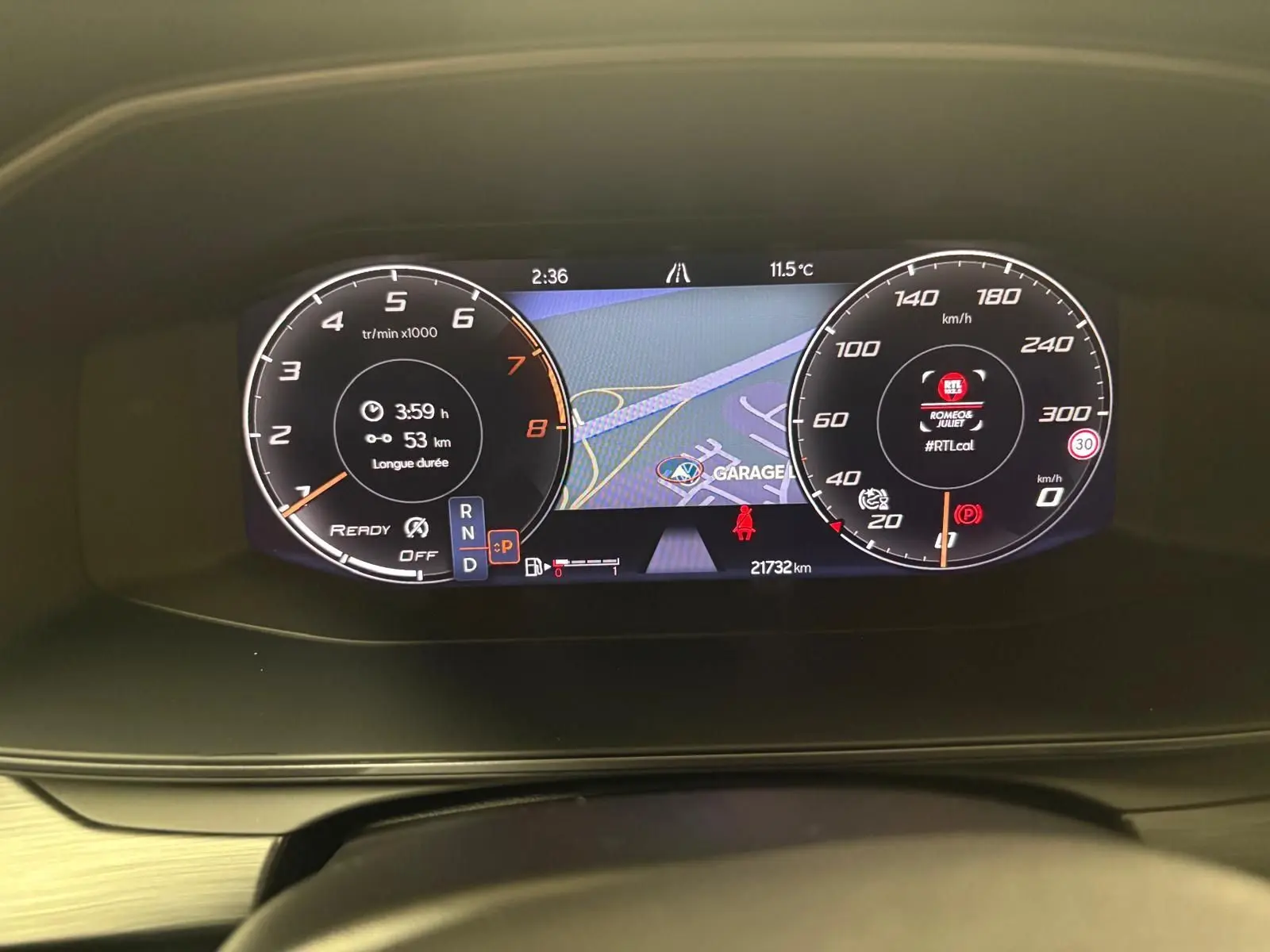 Vue rapprochée du tableau de bord numérique du CUPRA Formentor 2024, affichant compte-tours, vitesse et navigation.