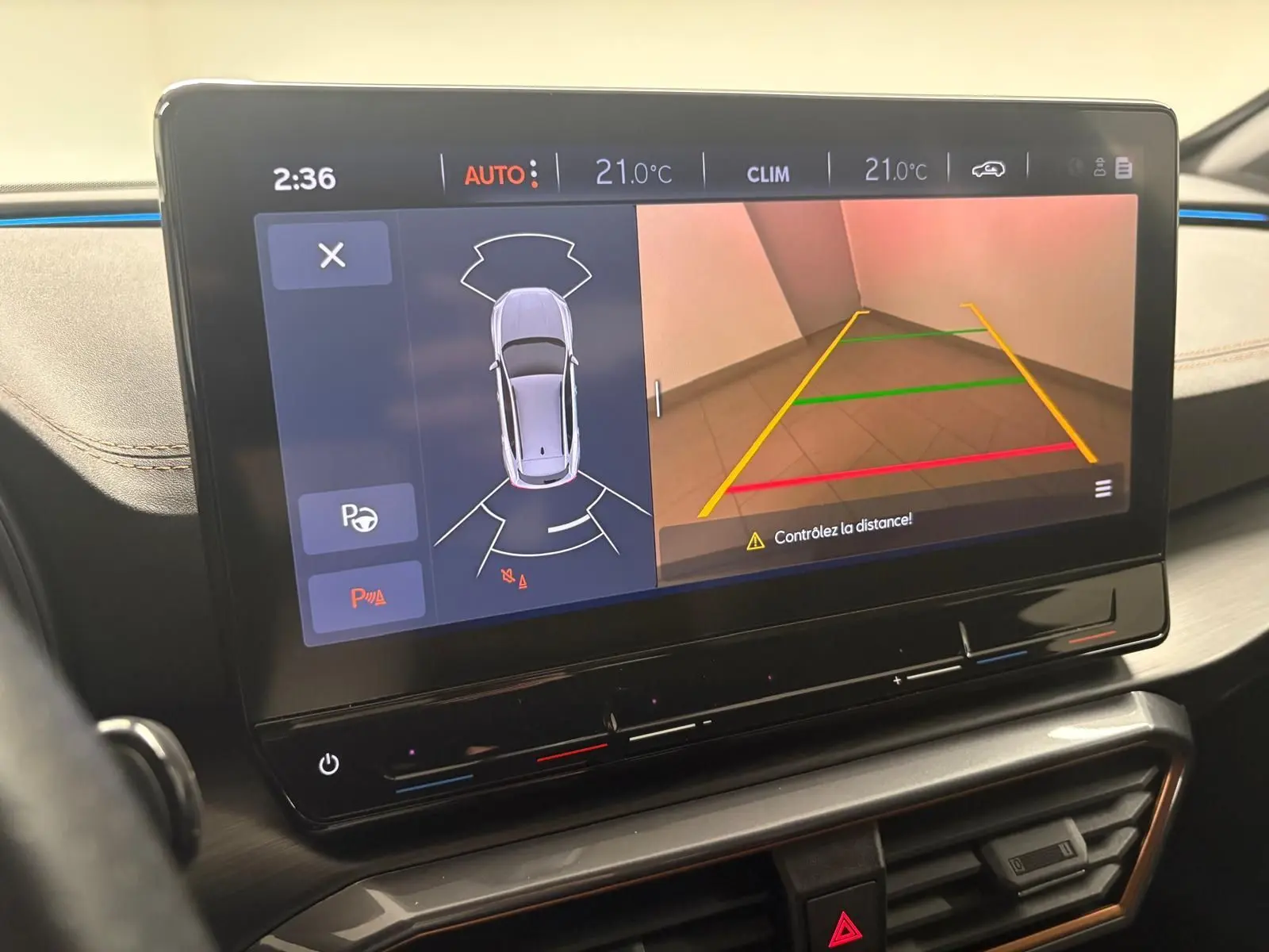 Écran tactile central montrant l’aide au stationnement avec vue arrière et détection d’angles morts dans un CUPRA Formentor 2024.