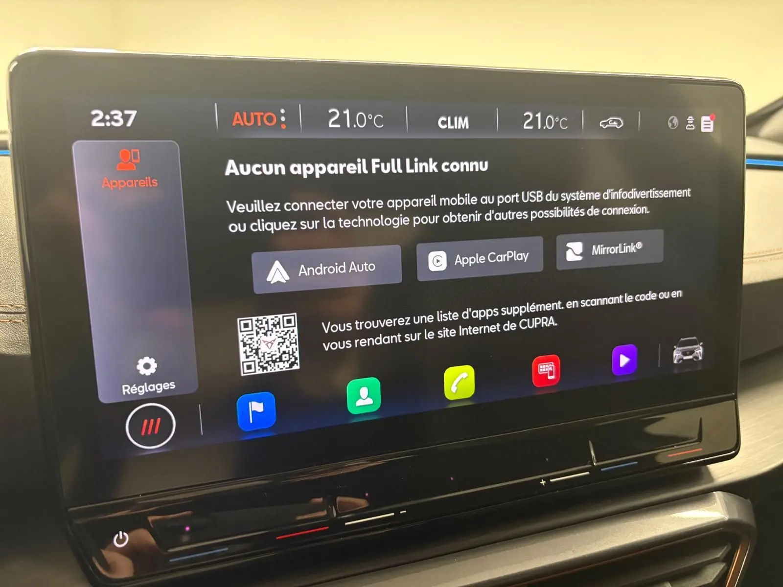 Écran tactile central du tableau de bord du CUPRA Formentor 2024 affichant les options de connectivité smartphone.