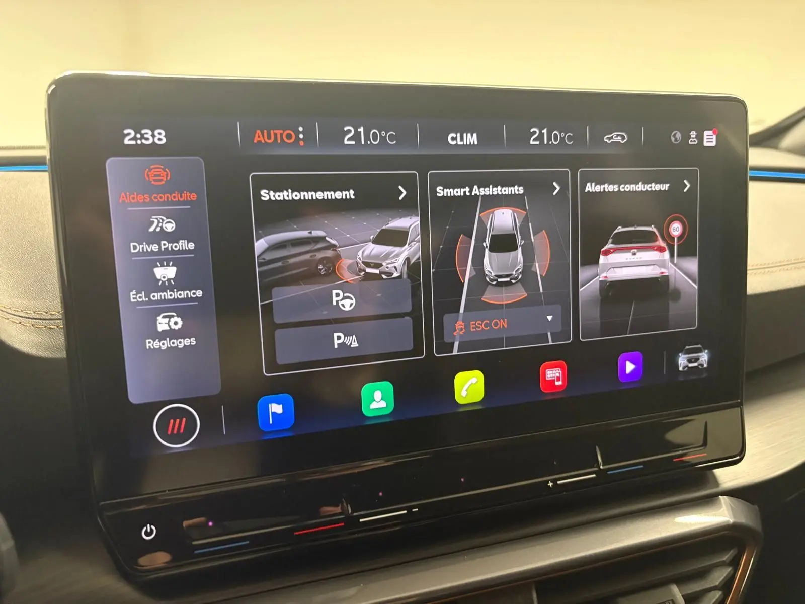 Écran tactile central du CUPRA Formentor 2024 montrant les aides à la conduite et la climatisation, intérieur beige.