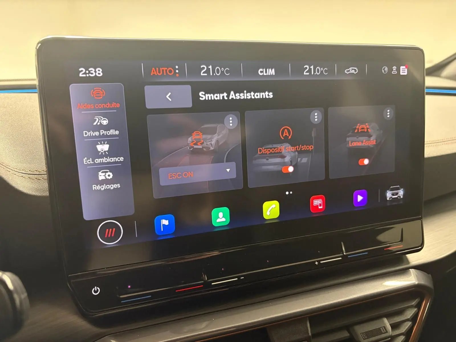 Écran tactile central du tableau de bord du CUPRA Formentor 2024 affichant les assistants de conduite.