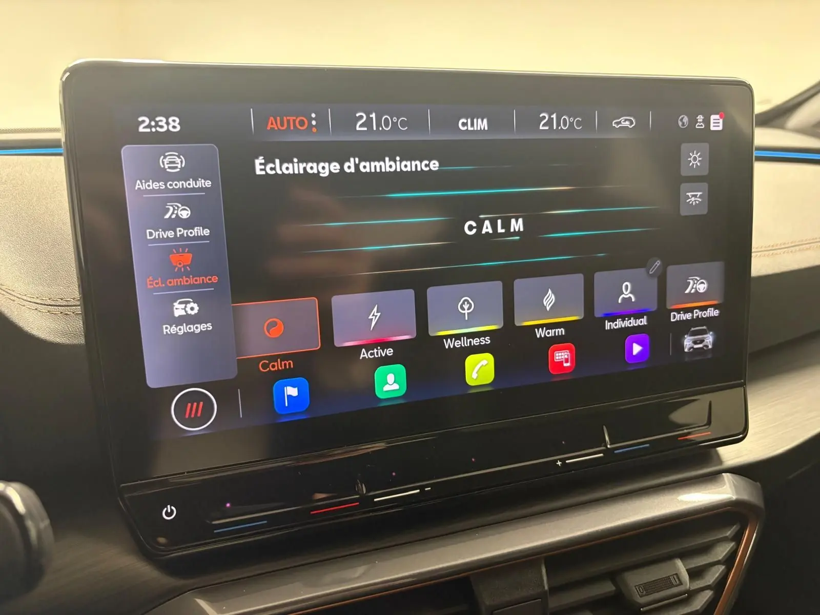 Écran tactile central du tableau de bord du CUPRA Formentor 1.5 TSI 150 DSG7, affichant les réglages d’éclairage d’ambiance.