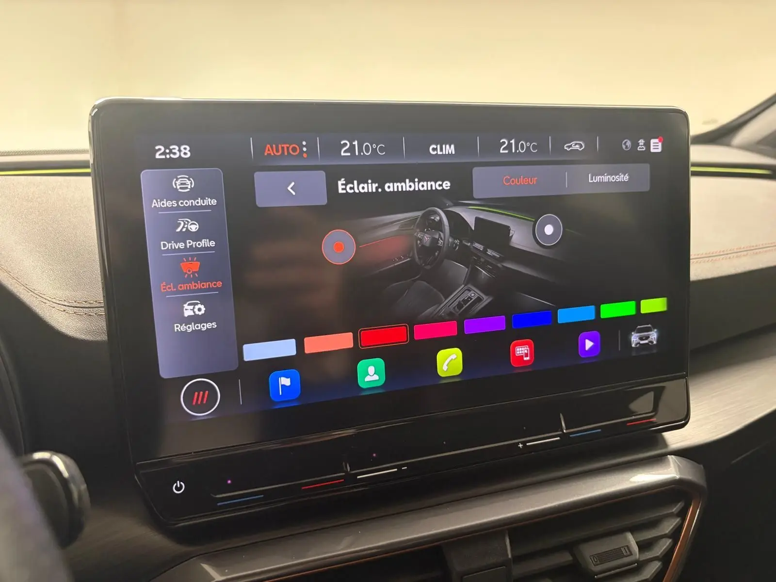 Écran tactile central du CUPRA Formentor 2024 affichant les réglages d’éclairage d’ambiance dans un intérieur clair.